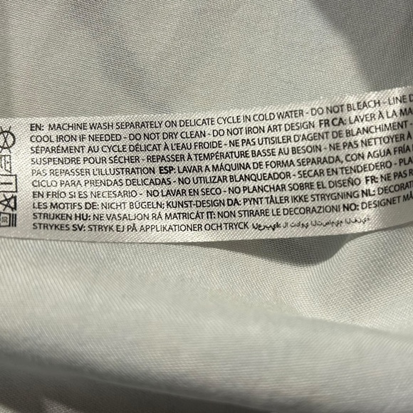 A very pretty Ariat shirt with intricate open stitch work on the front. - Picture 7 of 11